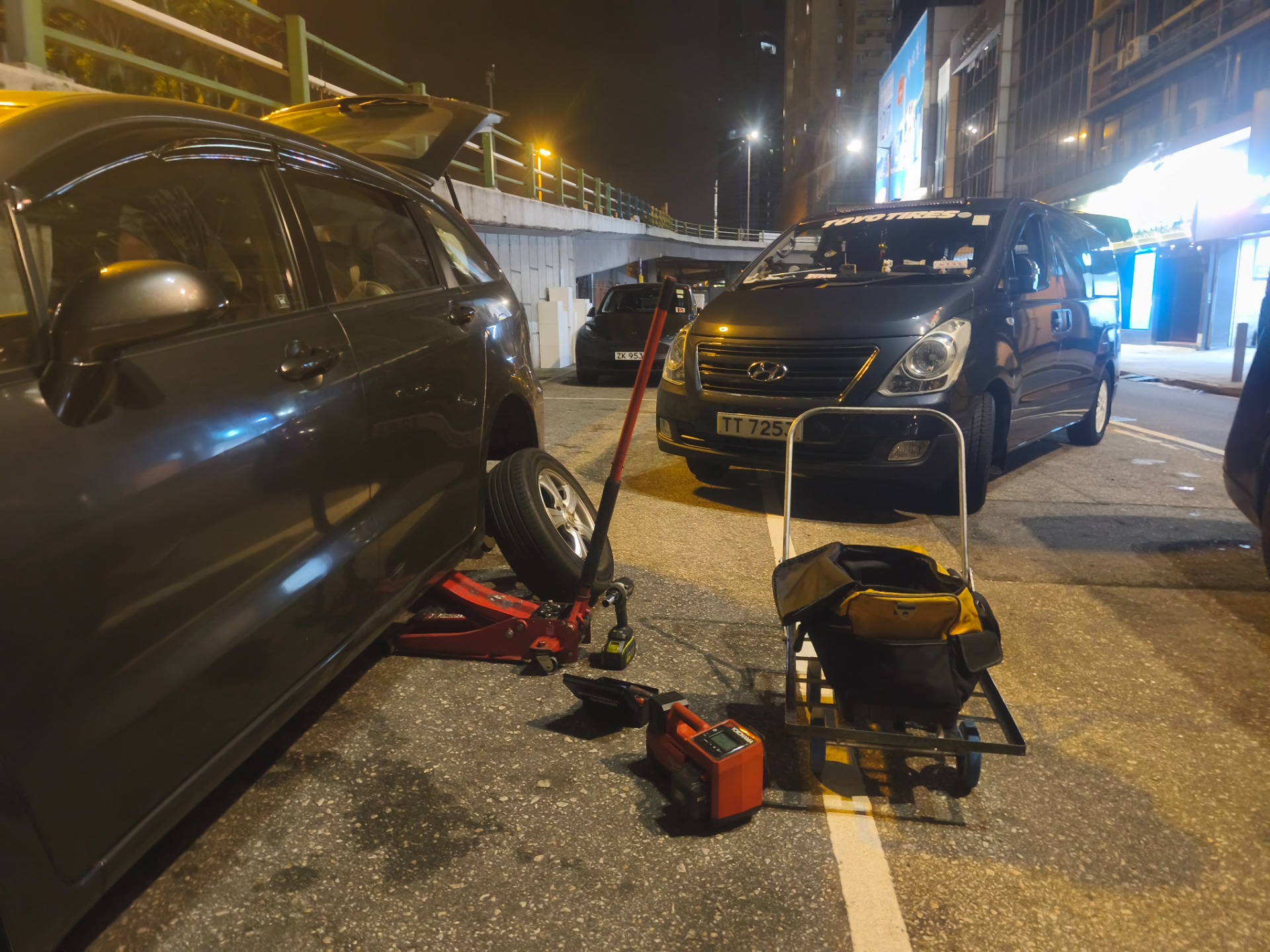 24小時特快專業上門即場補呔”換呔”私家車”客貨車”電動車”特快上門補呔換呔6496 8624豹仔查詢 香港機電署認可技師