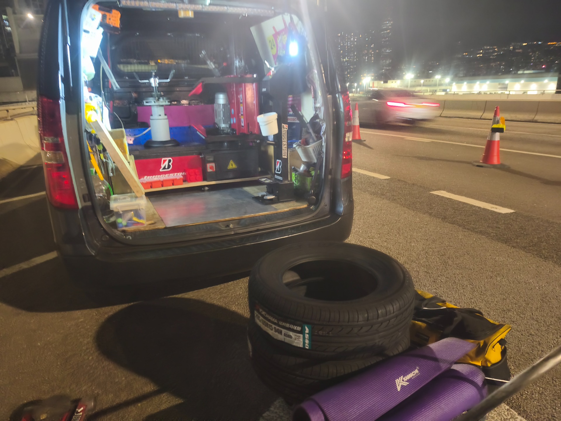 24小時專業即場換呔”專業工具”香港機電署認可技師操作處理”專業服務”6496 8624豹仔查詢whatsapp亦可24小時年終無休