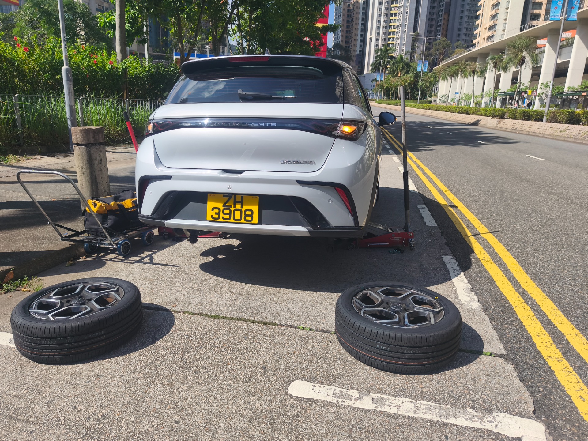 私家車”客貨車”電動車”的士”只要安全停到車的地方就可以為你服務”極速九龍香港24小時上門救車輪呔服務6496 8624豹仔查詢whatsapp亦可